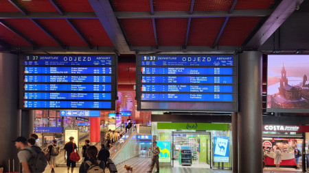 Matkaan Prahan päärautatieasemalta